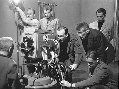 Samuel Beckett (a la derecha) y el equipo de la SDR, durante el rodaje de <i>He, Joe.</i> Stuttgart, 1966.
