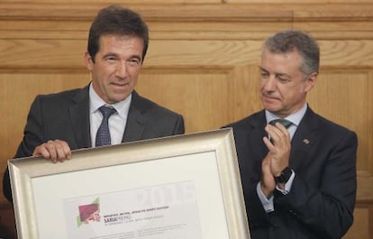 Juan José Álvarez, profesor de Derecho Internacional, recibe el Premio Eusko Ikaskuntza de manos del lehendakari Urkullu.