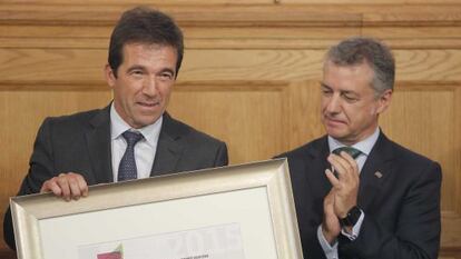 Juan José Álvarez, profesor de Derecho Internacional, recibe el Premio Eusko Ikaskuntza de manos del lehendakari Urkullu.