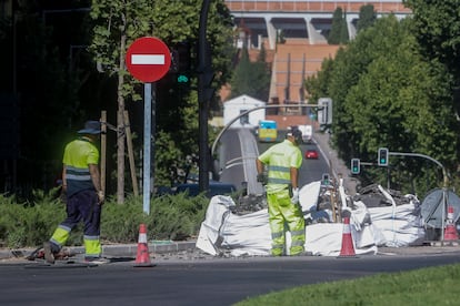 Dos trabajadores de la construcción en Madrid, en agosto de 2023.