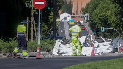 Dos trabajadores de la construcción en Madrid, en agosto de 2023.