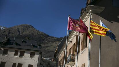 Banderas ante el edificio del Gobierno de la comarca de Ar&aacute;n en Vielha, Lleida.