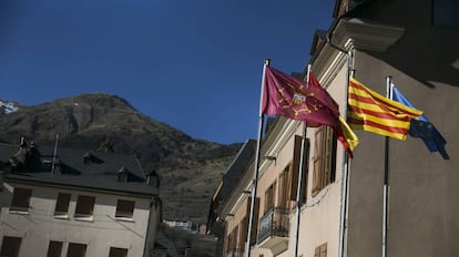 Banderes davant de l'edifici del Govern de la comarca d'Aran a Vielha.