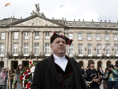 Bassi, ayer, vestido de gaiteiro ante el Ayuntamiento.