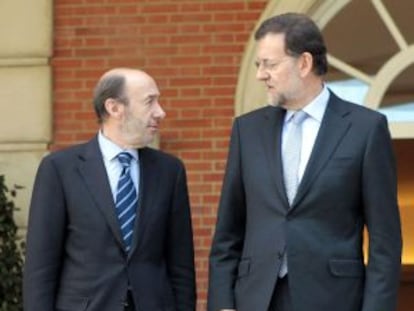 Rajoy y Rubalcaba posan en la puerta de La Moncloa el 15 de febrero 2012.