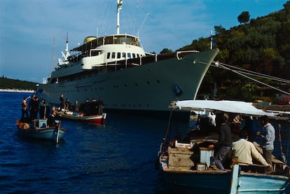 La prensa. La isla se llenó de periodistas de revistas, corresponsales de periódicos y fotógrafos, que alquilaron barcos para acercarse todo lo posible a la pareja (una de estas embarcaciones llegó a volcar). La prensa internacional tuvo una reacción airada, al igual que gran parte de la sociedad americana, ante la noticia de la boda: el periódico sueco Expressen tituló “Jackie, ¿cómo pudiste?” y el francés Le Monde señaló que Jackie, con este matrimonio, había sorprendido al mundo al casarse con un hombre cuya vida contrataba fuertemente con los ideales liberales de su primer esposo, John F. Kennedy. La decisión de Jackie fue vista por muchos como “el fin de Camelot”, el mito creado en torno a los Kennedy. 