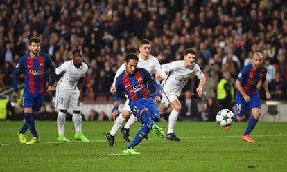Neymar de Barcelona marca su quinto gol del Barcelona de penalti.