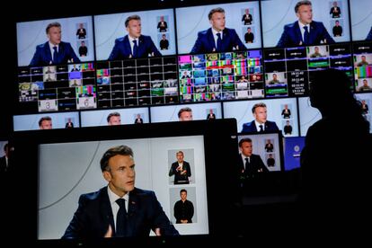 Monitores que muestran al presidente francés, Emmanuel Macron, durante la entrevista televisiva de este domingo.
