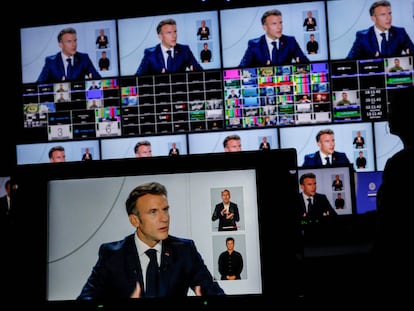 Monitores que muestran al presidente francés, Emmanuel Macron, durante la entrevista televisiva de este domingo.