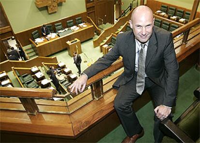 El Parlamento vasco elige defensor del Pueblo al presidente de la mayor asociación de gays y lesbianas.