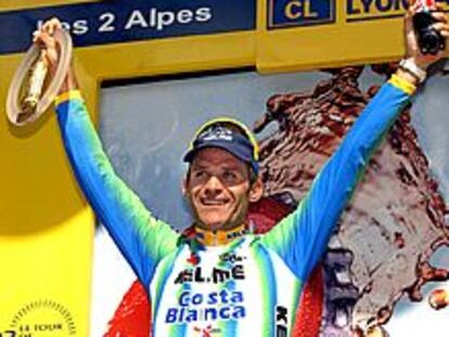 El colombiano Santiago Botero en el podio como ganador de la decimoquinta etapa del Tour de Francia.