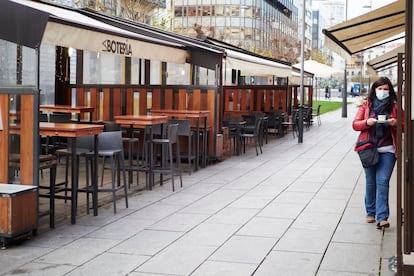 Terraza prácticamente vacía de un bar en Pamplona, este jueves.