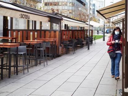 Terraza prácticamente vacía de un bar en Pamplona, este jueves.