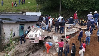 El personal de emergencia participa en el rescate de cuerpos en el sitio donde al menos doce personas murieron por el deslizamiento de un cerro a causa de las fuertes lluvias, en Altotonga, estado Veracruz (Mexico).