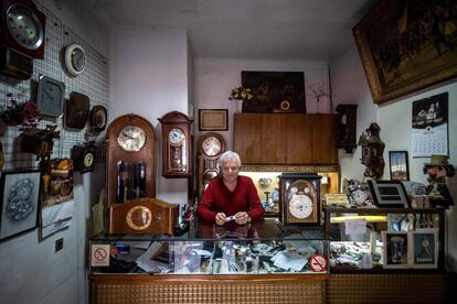 Dragan Dragas, de 70 años, posa para una foto en su taller de reparación de relojería de hace cinco décadas, el 23 de abril de 2018, en Belgrado. Dragan aprendió la artesanía relojera de su padre que abrió esta tienda en 1956.