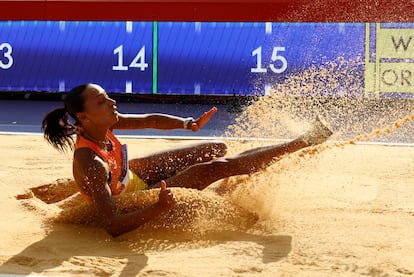 La española Ana Peleteiro durante la prueba de triple salto de los Juegos Olímpicos de París.