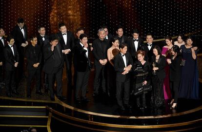 O elenco de 'Parasitas' celebra o prêmio de melhor filme.