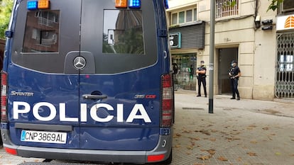 Furgoneta de la Policía Nacional en Barcelona durante una actuación policial.