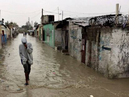 Un hombre camina a través de una calle inundada, en Puerto Príncipe (Haití), tras el paso del huracán Matthew.