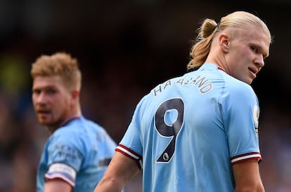 De Bruyne observa a Haaland durante el partido contra el Southampton, este sábado en el Etihad.