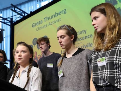Greta Thunberg, flanqueada por las líderes estudiantiles belgas, en Bruselas este jueves. 
