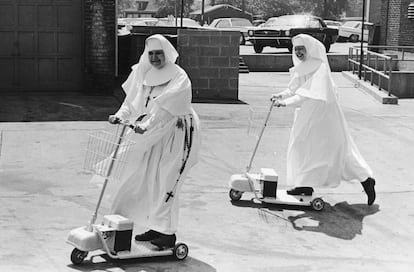 Dos monjas montan un par de patinetes eléctricos antediluvianos allá por 1955. Ellas tampoco usaban casco.