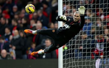 Víctor Valdés escalfa a Old Trafford abans d'un partit del curs passat.