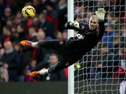 Víctor Valdés calienta en Old Trafford antes de un partido del curso pasado.