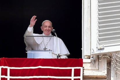 El Papa saluda en el habitual rezo del Ángelus, este domingo.