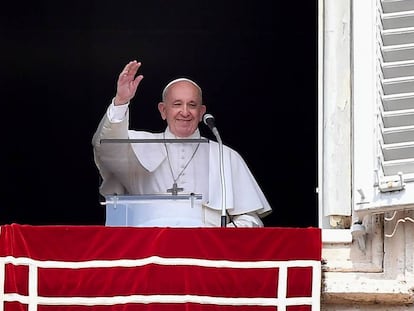 El Papa saluda en el habitual rezo del Ángelus, este domingo.