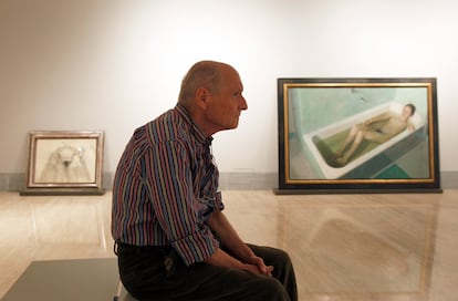 El pintor observa sus cuadros durante el montaje de la exposición.