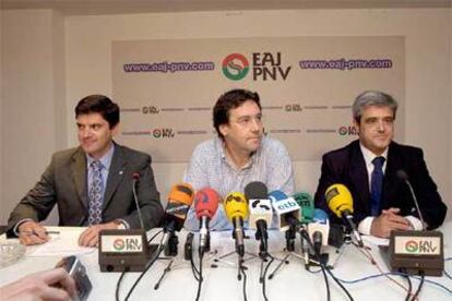 El presidente del PNV en Álava, Iñaki Gerenabarrena (centro), junto a Álvaro Iturritxa (izquierda) y Mikel Martínez, durante la rueda de prensa en Vitoria.