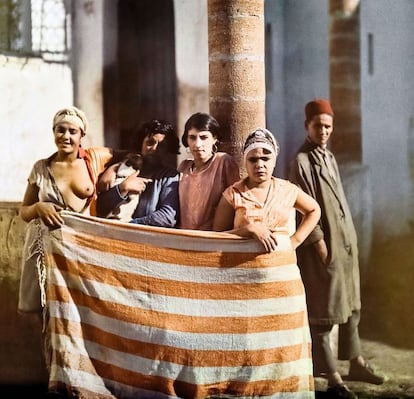 Marcelin Flandrin se adentró en este barrio de Casablanca (Marruecos), en el que los franceses habían establecido una ‘zona roja’ en 1914, en un intento de regular esta práctica. Las calles estaban férreamente vigiladas y solo se podía acceder a los burdeles por una entrada, en la que siempre había un vigilante. Las chicas se sometían a revisiones médicas dos veces a la semana. La mayoría de las jóvenes provenían de poblados pobres.