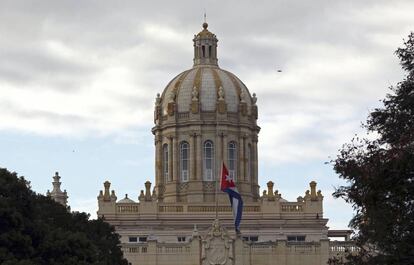 Una bandera cubana ondea a media asta en el Museo de la Revolución hoy, sábado 26 de noviembre, en La Habana, Cuba, a pocas horas de la noticia del fallecimiento del líder cubano Fidel Castro.