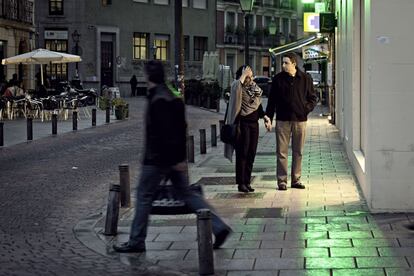 19.40. Álvaro Romera y Susana Sotillos pasean y miran escaparates.