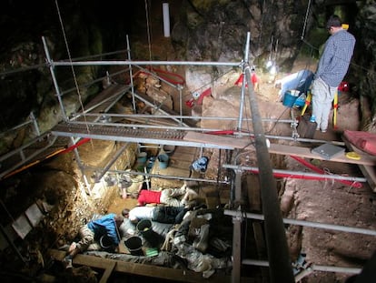 Excavación de El Mirón en la campaña de 2010 cuando apareció el enterramiento.