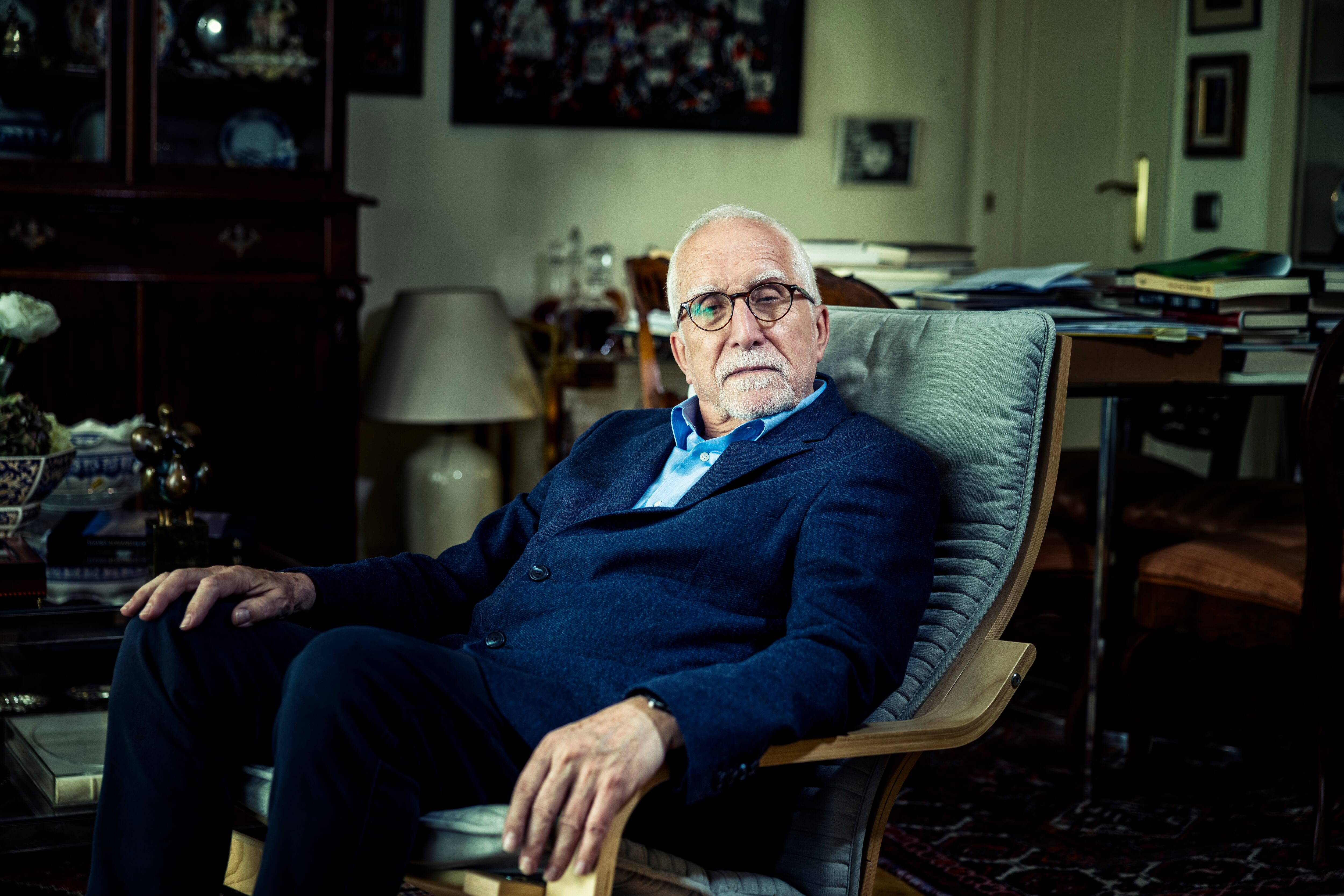 Luis Mateo Díez, fotografiado en su casa de Madrid.