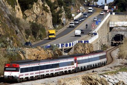 Un tren de Cercan&iacute;as circula por la l&iacute;nea del Maresme.