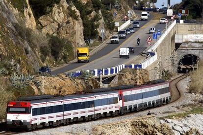 Un tren de Cercanías circula por la línea del Maresme.