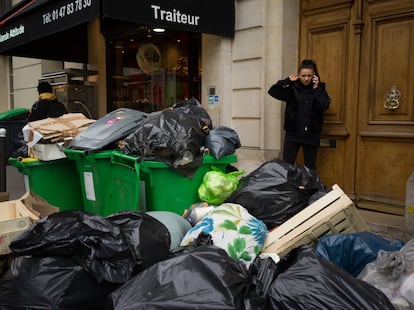 Montañas de basura se acumulan en el barrio latino de París, uno de los mas visitados por el turismo, el miércoles.