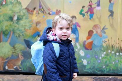 El príncipe Jorge durante su primer día en la escuela infantil Westsacre Montessori, cerca Sandringham en Norfolk, en 2016, con poco más de dos años.