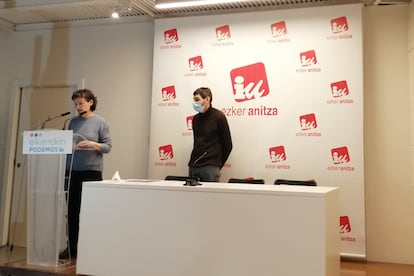 Isabel Salud, coordinadora general de Ezker Anitza-IU, y Jon Hernández, parlamentario de Elkarrekin Podemos IU, en la sede de de Ezker Anitza-IU.