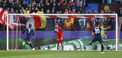 El portero del Barcelona Marc-André ter Stegen para el balón.