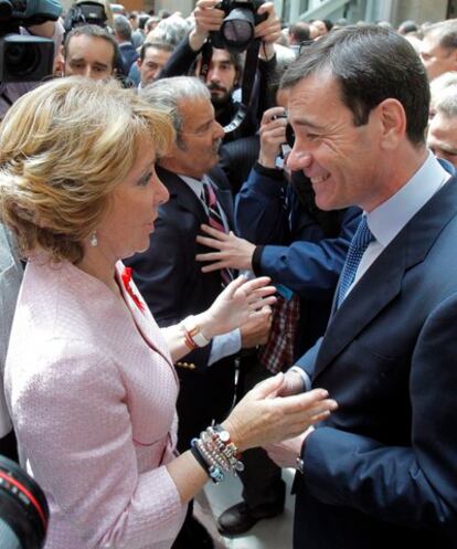 Esperanza Aguirre y Tomás Gómez durante el acto del Dos de Mayo.