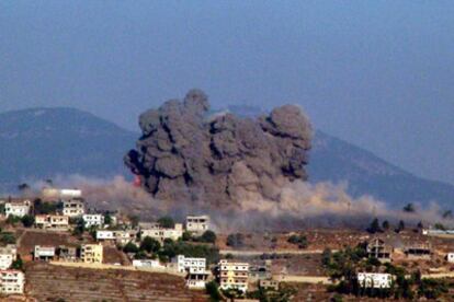 Columna de humo sobre la ciudad de Jiam, al sur de Líbano, durante los bombardeos israelíes de este martes.