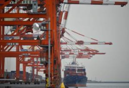 Varias grúas descargan contenedores de un buque en un puerto de Tokio (Japón). EFE/Archivo