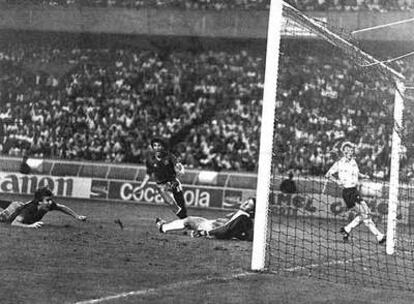 Maceda, en el suelo, marca de cabeza el gol ante Alemania que dio la clasificación a España para la final de 1984.