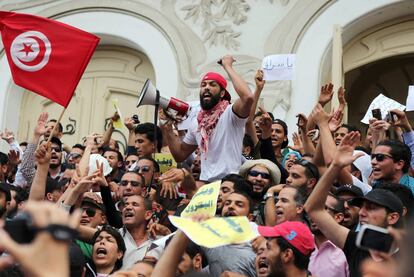 Miles de tunecinos participan en una manifestaci&oacute;n con pancartas como esta &quot;&iquest;D&oacute;nde est&aacute; el petr&oacute;leo&quot; 