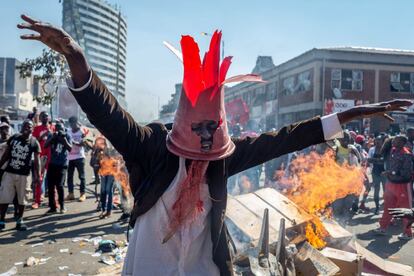 Un hombre participa en una protesta contra los resultados electorales en Harare (Zimbabue).