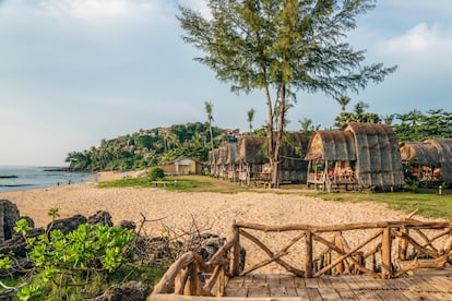 Koh Lanta (Tailandia). Lanta, muy cerca de la costa sudoccidental de Tailandia, es una isla —'koh' en tailandés— muy alargada, de unos 30 kilómetros de longitud y apenas seis de anchura, con playas excelentes de arena blanca y muy extensas, como Hat Khlong Nin, Hat Nui o el arenal que forma la bahía de Ao Kantiang. En estos meses de otoño se libran de las frecuentes lluvias que suelen acontecer en el litoral oriental del país. Este es uno de los últimos descubrimientos de los turistas, y también ofrece tranquilidad en un país donde los mejores 'resorts' turísticos padecen su cierta dosis de ajetreo. A Kho Lanta se llega en un corto trayecto en ferri desde el puerto de Khlong Chilat, en la provincia de Krabi.